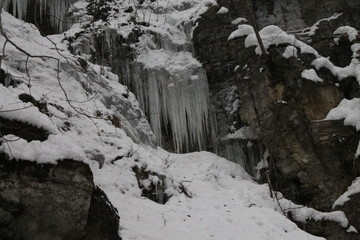 Fototapeta na wymiar Gefrorener Wasserfall