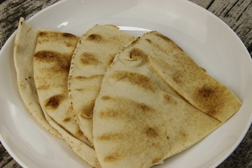 Pain pita dans une assiette
