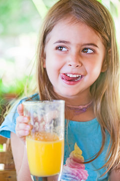 Kind trinkt einen Orangensaft
