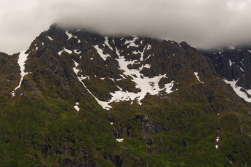 Wolken umschligen den Berg