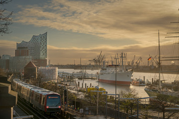 Hamburg Skyline mit Blick auf die Elbphilharmonie