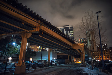 Obraz premium Vintage urban city railway bridge and alley during the winter at night