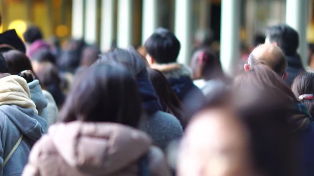 大阪の街を歩く人々