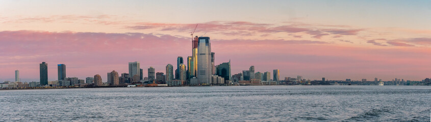 Fototapeta premium Panoramiczny widok na centrum miasta New Jersy z wyspy Manhattan