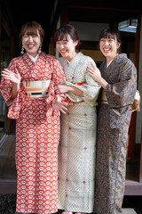 Naklejka premium 笑顔で寄り添う着物の女性 ３人