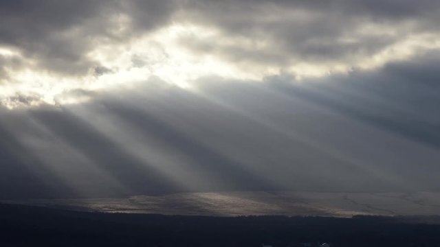 雲間から差し込む太陽の光