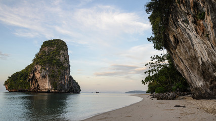 Playa de Phra Nang - Ao Phra Nang Beach con islas de piedra caliza (Koh Rang Nok y Koh Rang...