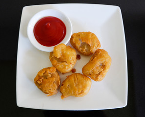 nuggets chicken and tomato sauce / chicken nuggets crispy fried ketchup sauce