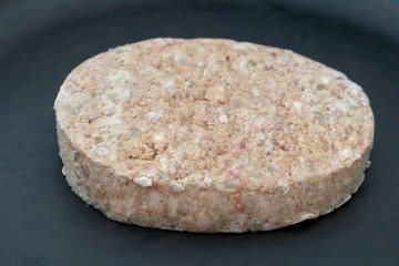 フライパン上の冷凍ハンバーグ