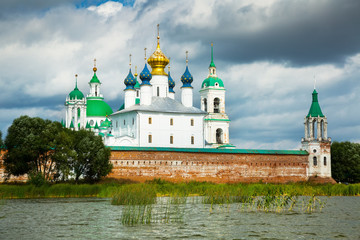 Fototapeta na wymiar spaso-yakovlevsky monastery