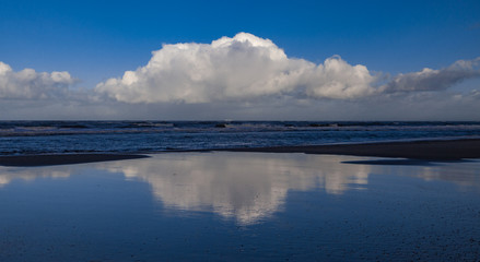 Wolkenspiegelung an der Küste