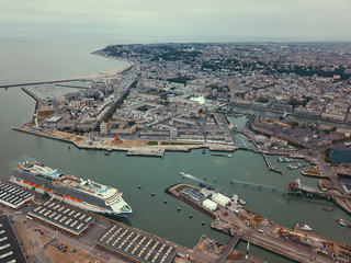 Fototapeta premium フランスのル・アーブルの港湾風景