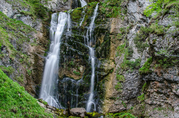 schmaler wasserfall zwischen felsen
