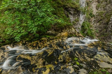 duenner wasserfall mit felsen