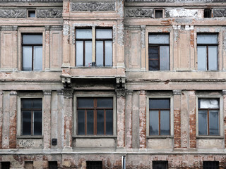     Alte, kaputte Hausfassade 

