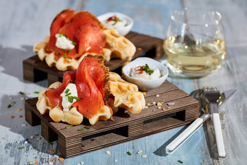 Gebeizter Lachs auf Kartoffelwaffeln 