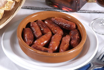 Cazuela con salchichas a la parrilla picantes condimentadas con ajo y guindilla