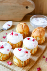 raspberry sour cream cupcakes