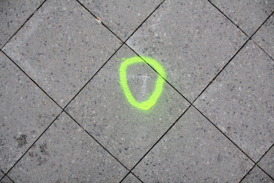 Markierung auf dem Boden von Vermessungen