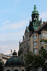 seitenansicht auf ein historisches gebäude im kurpark  in wiesbaden hessen deutschland fotografiert während einer sightseeing tour im sommer