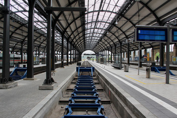blick auf ein gleis im bahnhof in wiesbaden hessen deutschland fotografiert während einer sightseeing tour im sommer