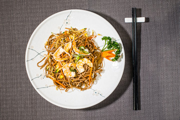 soba with carrots, courgettes, soy sprouts and shrimps
