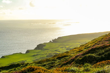 Sonnenuntergang entlang der Loop Road an Irland's Westküste zur blauen Stunde. 