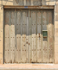 Vieja puerta de un almacén de vinos en Monasterio de Rodilla, Burgos, España