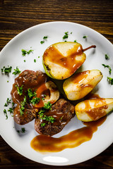 Grilled beefsteak with pears
