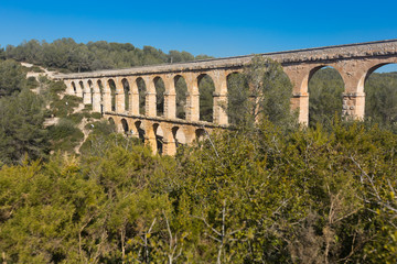 Obraz premium Roman aqueduct in city of Taragona in summer