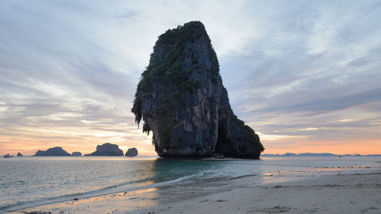 Playa de Phra Nang - Ao Phra Nang Beach con islas de piedra caliza (Koh Rang Nok y Koh Rang...