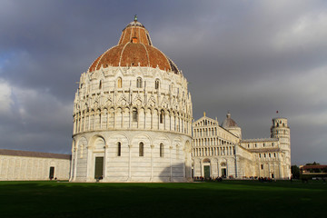 Здание Баптистерия на фоне грозовых облаков.Италия, Пиза, декабрь 2018