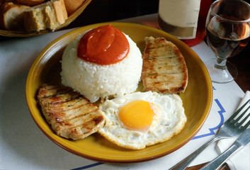  Plato combinado de dos trozos de lomo a la parrilla, un huevo frito y arroz hervido con salsa de tomate