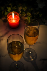 キャンドルライトの中でシャンパン
