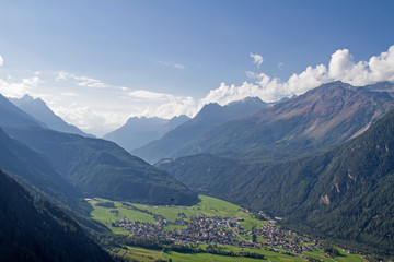 Fototapeta premium Blick auf Umhausen im Ötztal