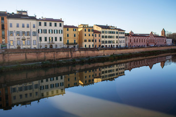 Fototapeta na wymiar вид на противоположный берег реки Арно, Италия, Пиза, декабрь 2018
