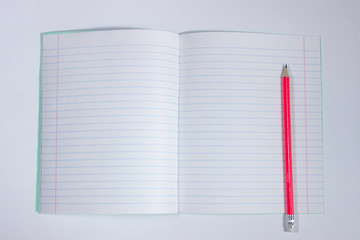 Карандаш на листе ученической тетради.