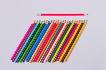 Цветные карандаши на белом фоне.