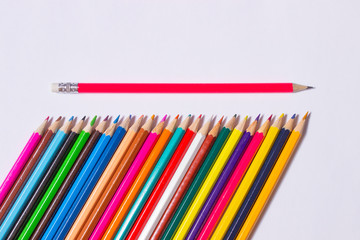Цветные карандаши на белом фоне.