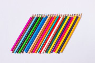 Цветные карандаши на белом.