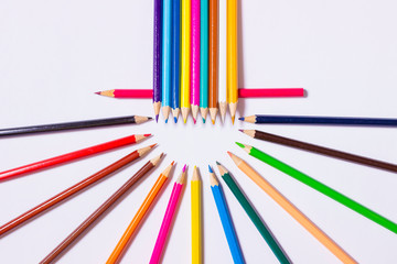 Карандаши лежат на белом фоне.