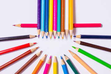 Карандаши на белом фоне.