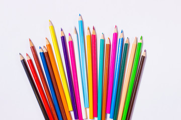 Карандаши разбросаны на столе.