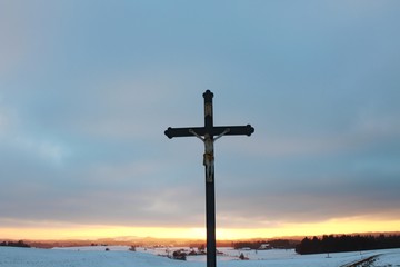 Jesusmarterl in Winterlandschaft bei Sonnenuntergang, Allgäu, Bayern