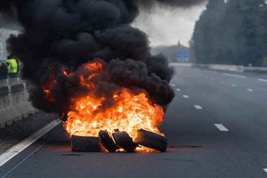 Manifestation - Feux de pneus sur autoroute