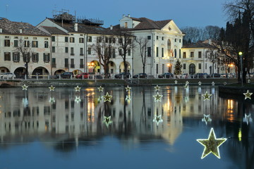 TREVISO DI SERA CON PALAZZI D'EPOCA E STORICI CON RIFLESSI SUL FIUME SILE IN ITALIA, EUROPA,...