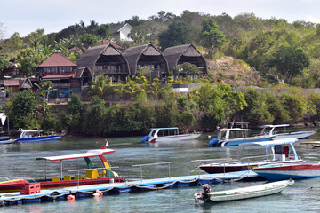 Obraz premium The boats and houses at the coastline of Nusa Penida Island, Indonesia