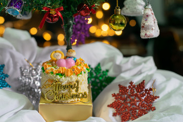 Decorated christmas tree with the bokeh background of round light