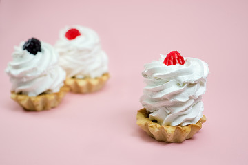 Protein cake basket with raspberry jelly berry