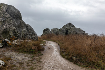 Chemin entre les roches de Plobannalec-Lesconil (Finistère, France)